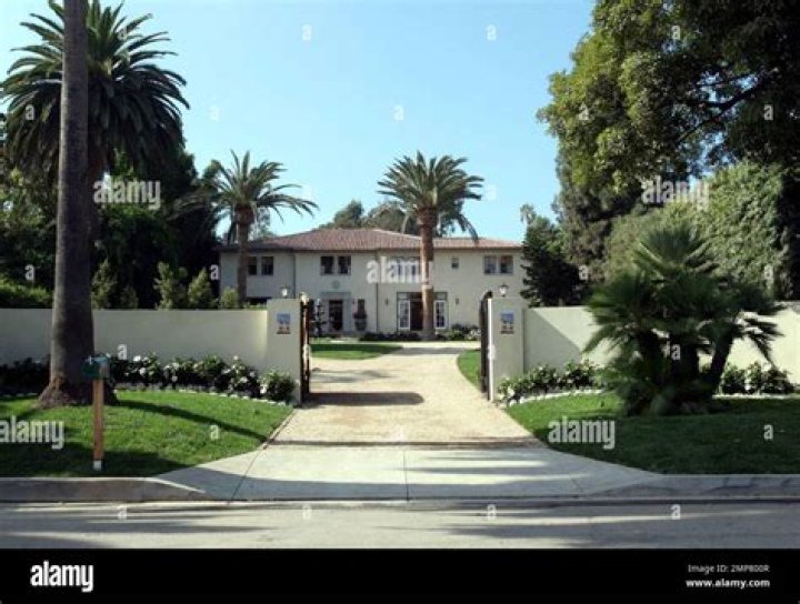 Brentwood, CA - Jennifer Garner waves at the cameras after stopping to check on the construction progress of her new mega-mansion in Brentwood. Pictured: Jennifer Garner BACKGRID USA 14 JANUARY 2021 BYLINE MUST READ: LaStarPixMEDIA / BACKGRID USA: +1 310 798 9111 / UK: +44 208 344 2007 / *UK Clients - Pictures Containing Children Please Pixelate Face Prior To Publication*