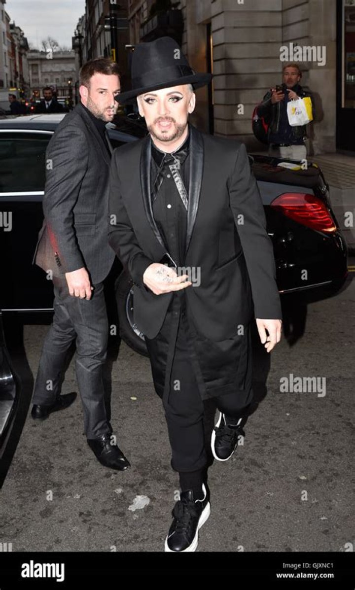 Celebrity Guests arrive at the GUCCI Fashion Show during Milan Fashion Week. Pictured: Dakota Johnson Ref: SPL5525112 240223 NON-EXCLUSIVE Picture by: Moda Milano/IPA / SplashNews.com Splash News and Pictures USA: +1 310-525-5808 London: +44 (0)20 8126 1009 Berlin: +49 175 3764 166 World Rights, No France Rights, No Italy Rights, No Portugal Rights, No Spain Rights