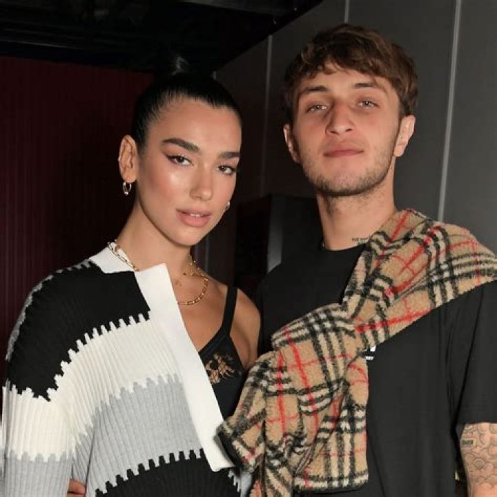 Dua Lipa & Anwar Hadid kissing in Miami