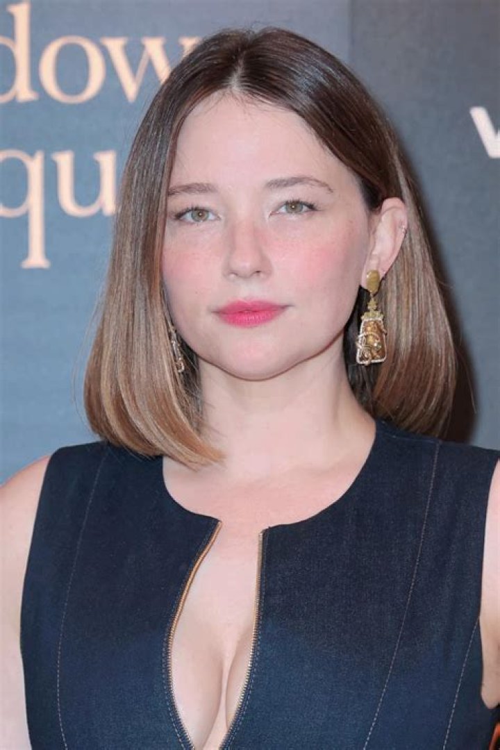 Hayley Bennett: Photos