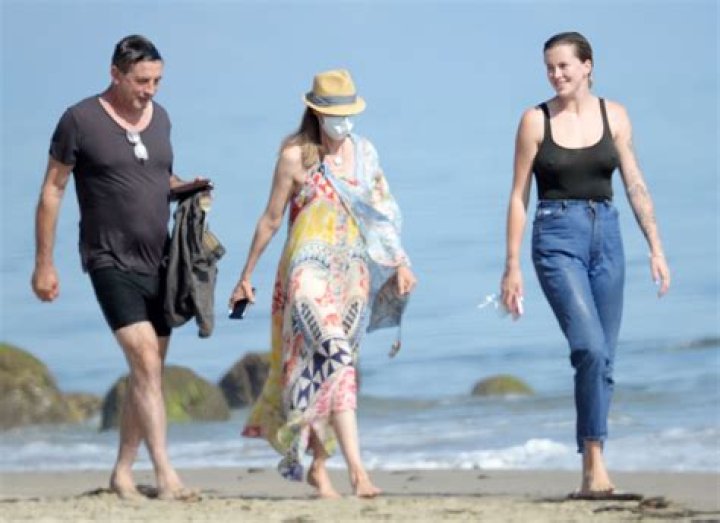 Ireland Baldwin at the beach with friends Pictured: Ireland Baldwin Ref: SPL5177948 170720 NON-EXCLUSIVE Picture by: ENT / SplashNews.com Splash News and Pictures USA: +1 310-525-5808 London: +44 (0)20 8126 1009 Berlin: +49 175 3764 166 World Rights, No France Rights, No Italy Rights, No Japan Rights
