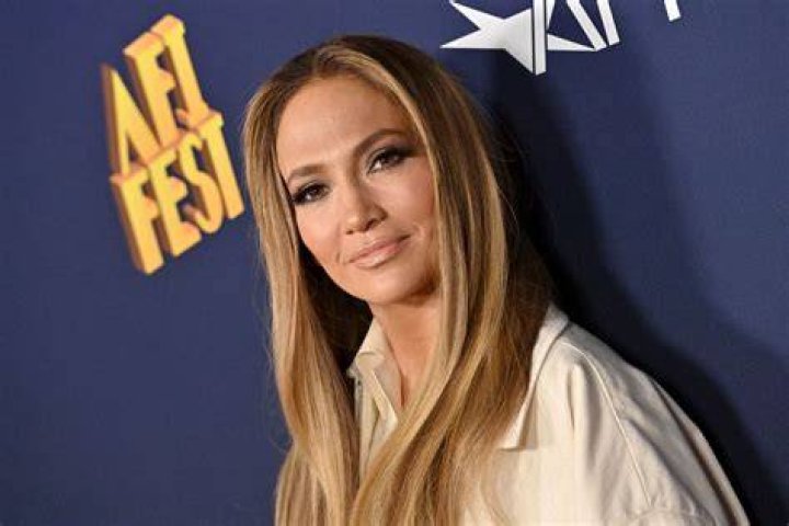 Jennifer Lopez Is Retro-Chic At Tom Ford&rsquo;s Show