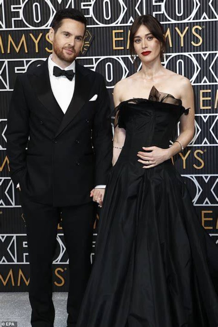 Lizzy Caplan dating 2024