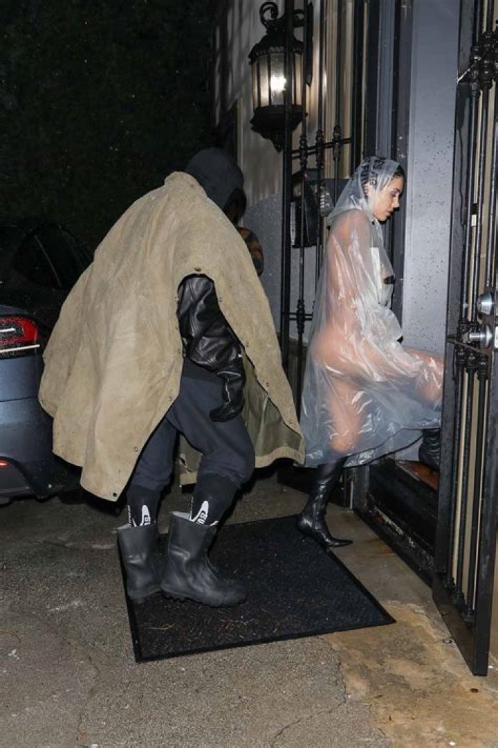 Los Angeles, CA - *EXCLUSIVE* - Kim Kardashian shows off her curvy figure as she and boyfriend Pete Davidson make grand entrance to HULU&rsquo;s &ldquo;The Kardashian&rsquo;s&rdquo; event in HollywoodPictured: Kim Kardashian, Pete DavidsonBACKGRID USA 7 APRIL 2022 USA: +1 310 798 9111 / : +44 208 344 2007 / *UK Clients - Pictures Containing ChildrenPlease Pixelate Face Prior To Publication*