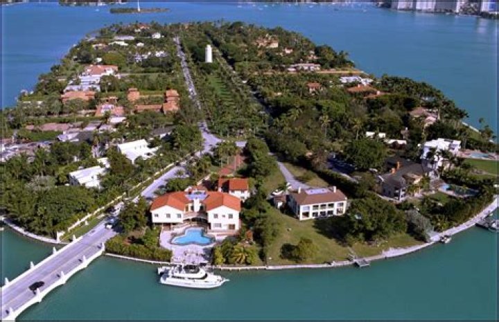 Miami, FL - *EXCLUSIVE* - La La and Carmelo's Anthony's marriage has been through a separation, a reconciliation, and years of speculation, but now they've amicably decided to officially call it quits.La La filed divorce docs Thursday in New York, 11 years after tying the knot with the NBA star, and cited irreconcilable differences.Pictured here, the friendly exes attended their son's Kiyan Carmelo Anthony basketball game in Miami.Pictured: La La Anthony, Carmelo AnthonyBACKGRID USA 19 JUNE 2021 BYLINE MUST READ: VEM / BACKGRIDUSA: +1 310 798 9111 / : +44 208 344 2007 / *UK Clients - Pictures Containing ChildrenPlease Pixelate Face Prior To Publication*