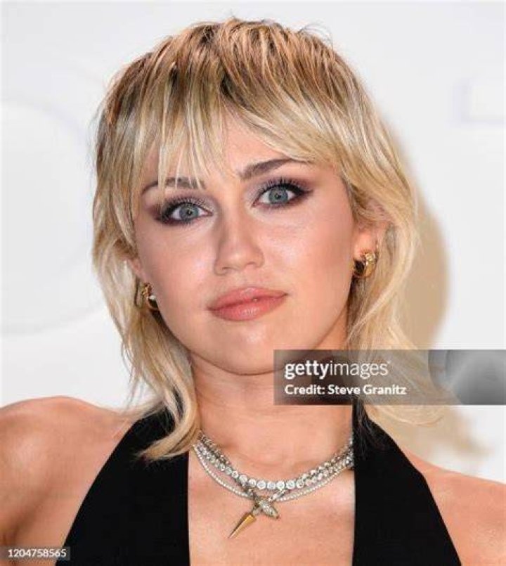 Miley Arrives At Tom Ford&rsquo;s Show