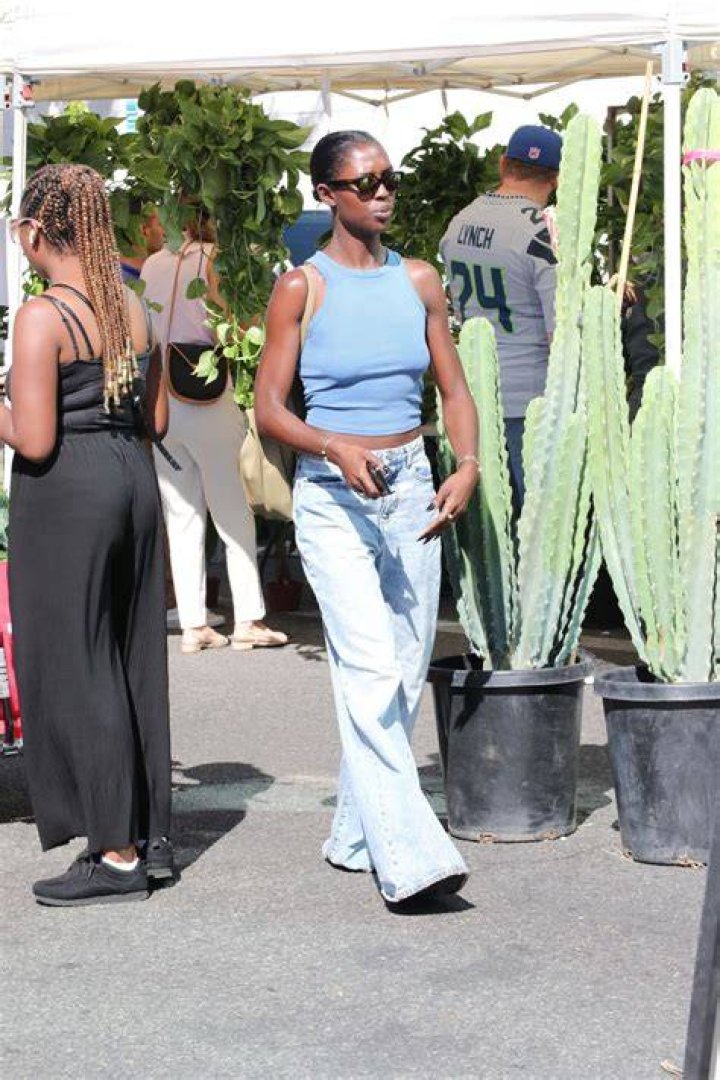 Studio City, CA - Jodie Sweetin take her daughters to the Farmer's Market on Sunday with friends. The "Fuller House" star browses the local goods on a warm Summer day. Pictured: Jodie Sweetin BACKGRID USA 13 AUGUST 2017 BYLINE MUST READ: Phamous / BACKGRID USA: +1 310 798 9111 / UK: +44 208 344 2007 / *UK Clients - Pictures Containing Children Please Pixelate Face Prior To Publication*
