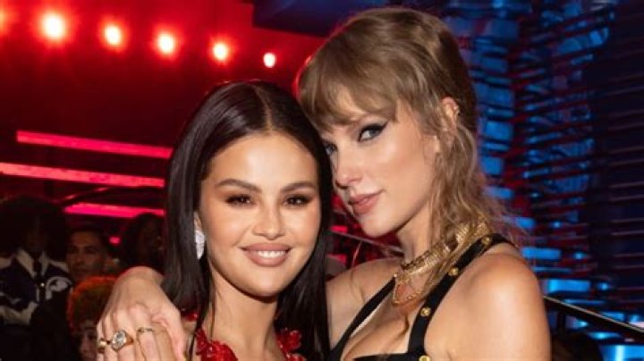 Taylor Swift & Selena Gomez At 2013 VMAs