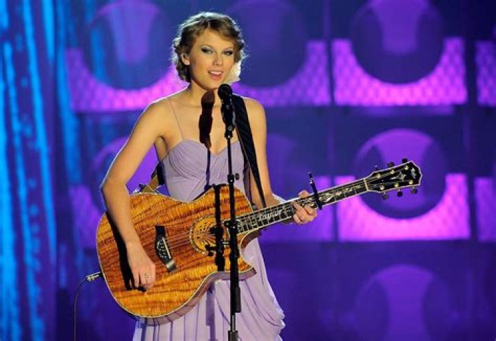 Taylor Swift Performing At 2010 VMAs