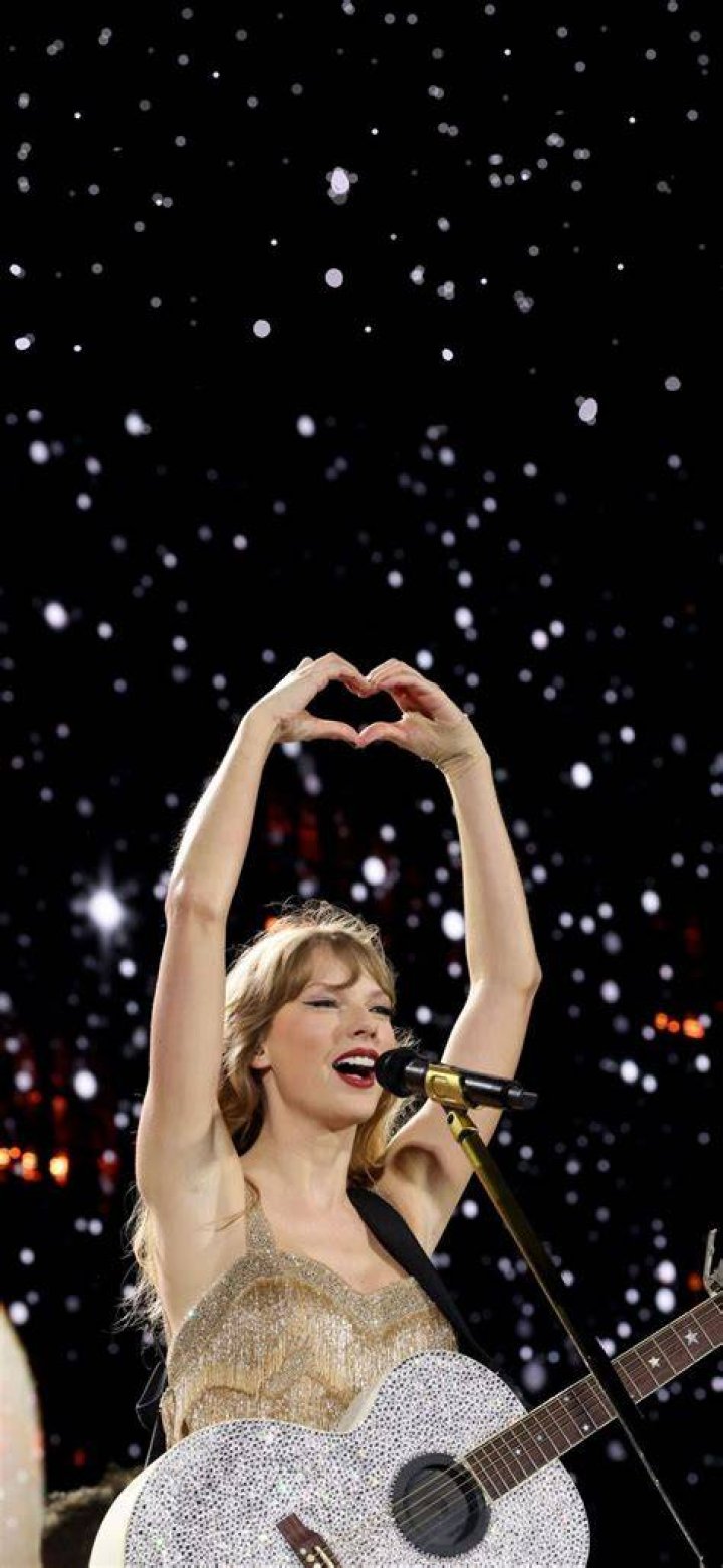 Taylor Swift Performing At 2012 VMAs
