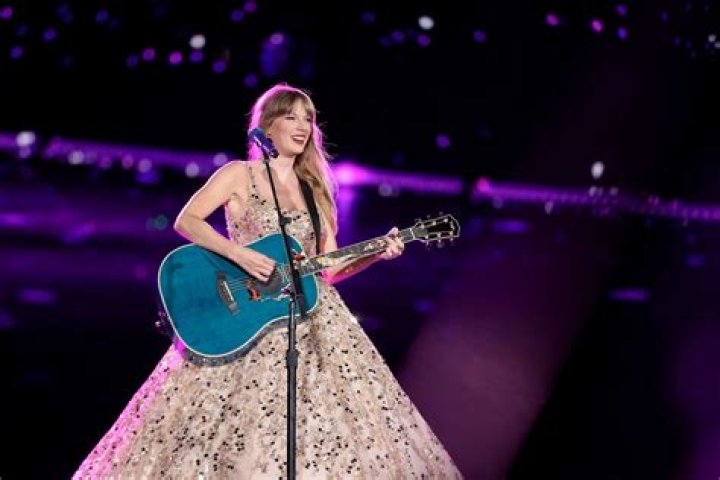 Taylor Swift Performing At 2014 VMAs